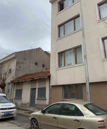 Binanın 3'üncü katındaki dairenin camından aşağı düşen 12 yaşındaki çocuk ağır yaralandı