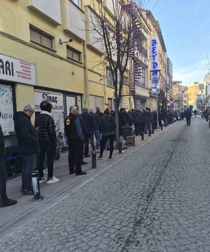 Eskişehir'de ilk iftar öncesi metrelerce 'pide' kuyruğu