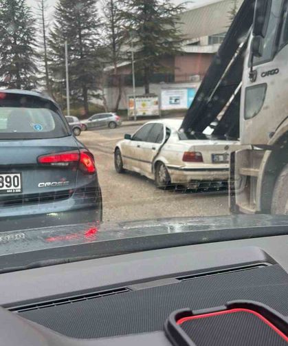 Kamyondaki demirler önündeki araca ok gibi saplandı, facia ucuz atlatıldı