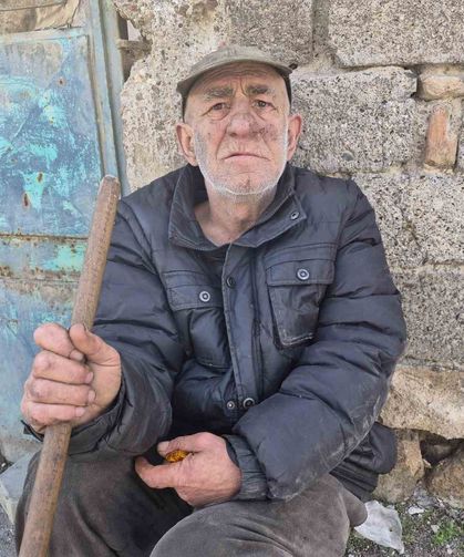 Metruk evde yalnız yaşayan yaşlı adam yaşam mücadelesi veriyor