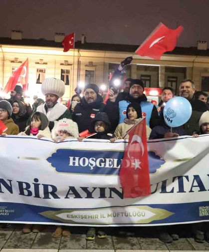 Minik ellerde fenerler, yüreklerde Ramazan sevinci