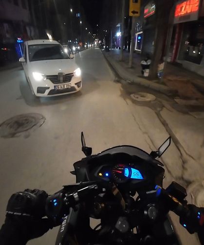 Önüne bir anda çıkan araçtan kıl payı kurtuldu