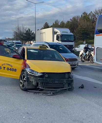 Otomobil ticari taksiye çarptı, 3 kişi yaralandı