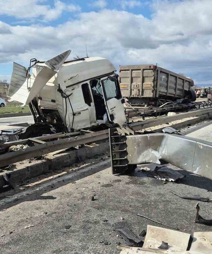 Yönlendirme tabelasına çarpan tırın ön kabini koptu: 1 yaralı