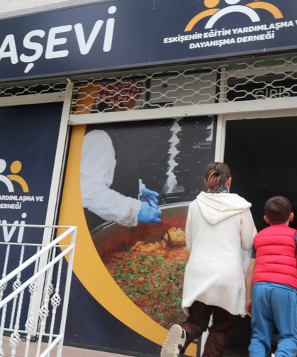 Hatipoğlu, Her gün 600 Kişiye Sıcak Yemek Dağıtılıyor