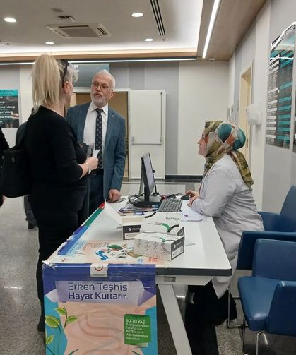 Sağlık Çalışanları Sahada: Kolorektal Kanser Farkındalığı İçin Stantlar Kuruldu