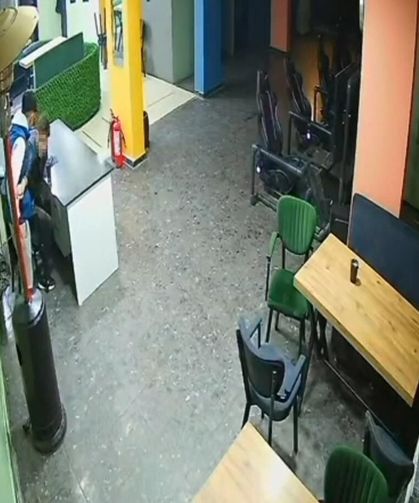 17 yaşındaki çocuğun bıçaklandığı anlar güvenlik kamerasında