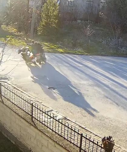 Görenleri düşündüren motosiklet kazası güvenlik kamerasında