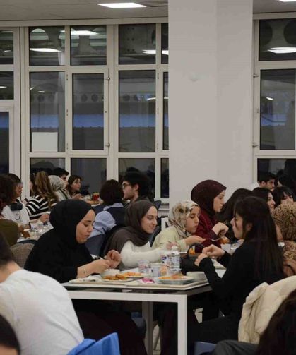 Anadolu Üniversitesi öğrencileri Kadir Gecesi'nde iftar sofrasında buluştu