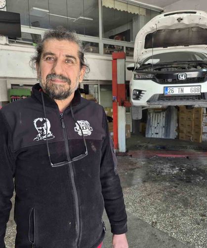 Araç içerisinde sıkışan yavru kediyi tamirhanede çırak sahiplendi