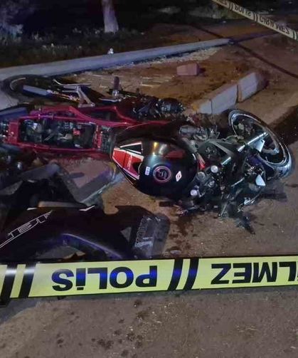 Aydınlatma direğine çarpan motosiklet sürücüsü hayatını kaybetti