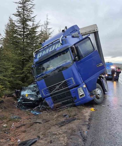 Eskişehir'de kontrolden çıkan tır otomobili altına aldı: 1 ölü, 1'i ağır 2 yaralı