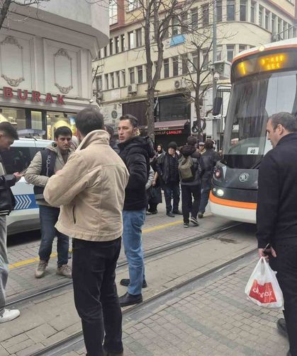 Eskişehir'de tramvayın çarptığı yaşlı adam yaralandı