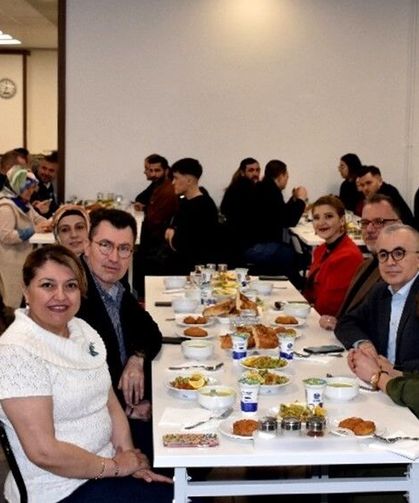 ESOGÜ Hastanesi'nde hastane personeli ve hasta yakınları iftarda bir araya geldi