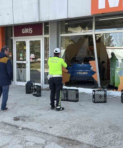 Fren yapmak yerine gaza basan otomobil süpermarkete girdi