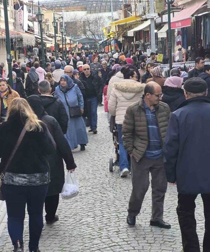 Güneşli havayı fırsat bilen vatandaşlar çarşıya akın etti