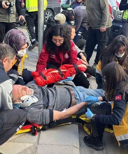 İki otomobil çarpıştı, savrulan araçlardan biri yayaların arasına daldı, 5 yaralı