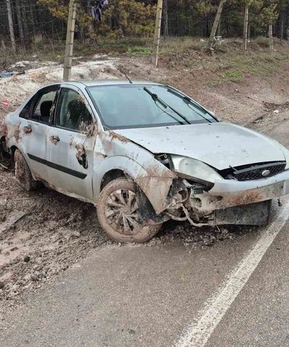 Kontrolden çıkan otomobil yol kenarına savruldu: 3 yaralı