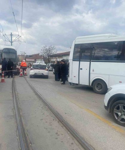 Minibüsle çarpışan tramvay raydan çıktı