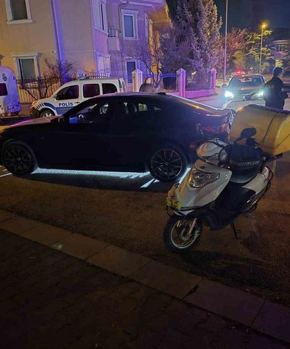 Önüne araç çıkınca motosikleti deviren kurye yaralandı