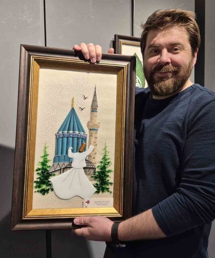 Sanatçı Taha Yoldaş, cam ve hat sanatını birleştirdi