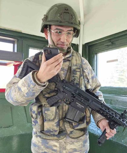 Telefondan annesiyle bayramlaşan Mehmetçik'in duygu dolu anları