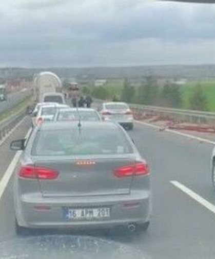 Tırda yüklü olan profil demirler yola savruldu, arkadaki araç zarar gördü