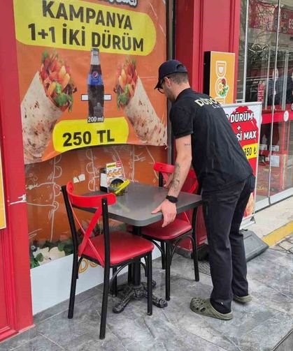 Yedikleri dürümlerin parasını ödemeden kaçan gençler kameraya yansıdı