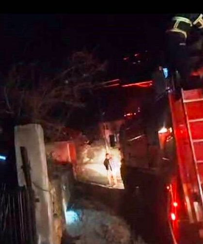 Çıkan yangında ev ve samanlık tamamen yandı