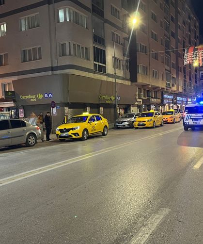 'Yan bakma' kavgasında bıçaklanan 1 kişi ağrı yaralandı