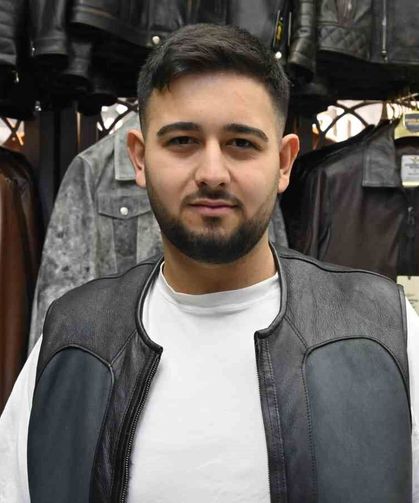 7 yaşında yırtık yapıştırarak başladığı dericilikte şimdi dünyaya satış yapıyor