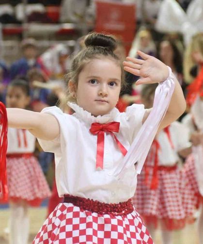 Eskişehir'de 23 Nisan coşkusu Şehit Anıl Gül Spor Salonu'nda yaşandı