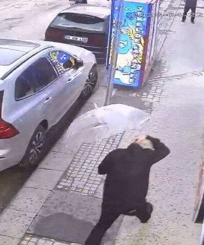 Eskişehir'de adamın üzerine camın düşme anına ait görüntüleri ortaya çıktı
