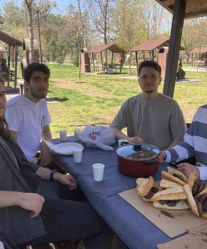 Eskişehir'de gençler doğa ve tarih gezisinin ardından mangalda buluştu
