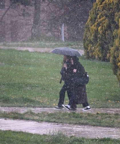Eskişehir'de yağmur bastırdı, öğrenciler şemsiyelere sarıldı
