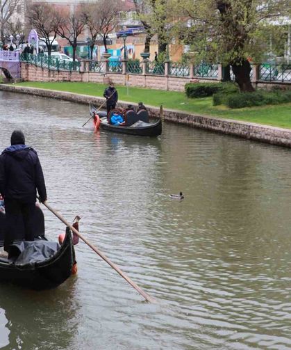 Gondolların yol arkadaşı ördekler oldu