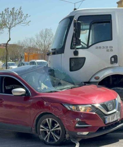 Kamyonun sürüklediği otomobilden burunları bile kanamadan çıktılar