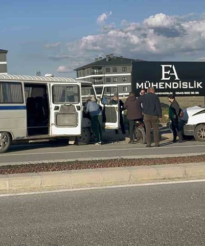 Kazadan sonra ters yöne giren minibüs hafif ticari araçla çarpıştı: 1'i çocuk 4 yaralı