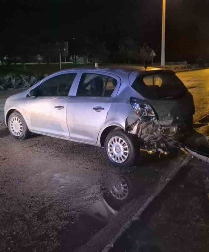 Kontrolden çıkan otomobil dönerek arkasını duvara çarptı