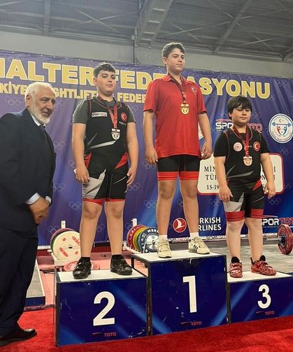 Minik halterci Taha Toprak, Türkiye 2'ncisi oldu