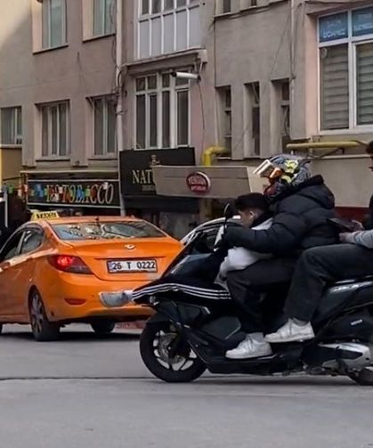 Motosiklette üç kişilik tehlikeli yolculuk