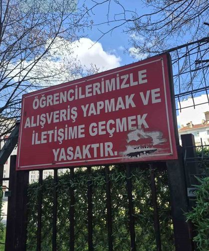 Okulun bahçesindeki çevre tellerine asılan 'iletişim' yasağı notu dikkat çekti