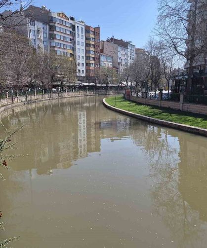 Porsuk Çayı kahverengine büründü
