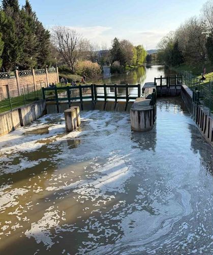 Porsuk Çayı'nın yüzeyi köpükle kaplandı