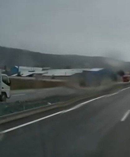 Ters yöne giren kamyonetin tehlikeli yolculuğu kameraya yansıdı