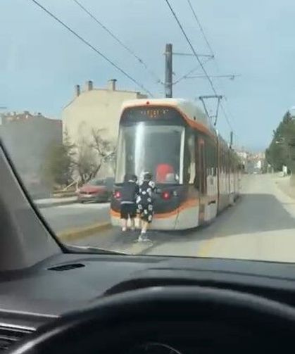 Tramvayın arkasına tutunan patenli çocukların tehlikeli yolculuğu
