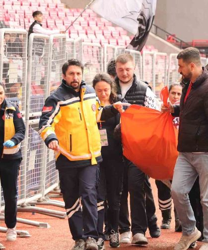 Tribünde epilepsi nöbeti geçiren taraftara sağlık ekipleri müdahale etti