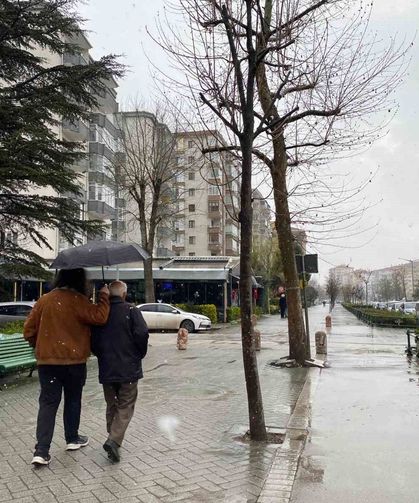 Vatandaşlar karla karışı yağmura hazırlıksız yakalandı