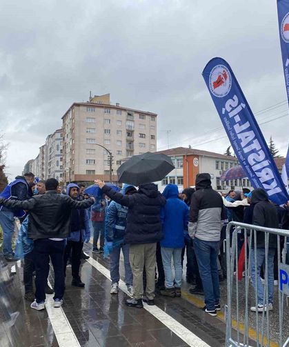 1 Mayıs yürüyüşleri geniş güvenlik önlemleriyle başladı