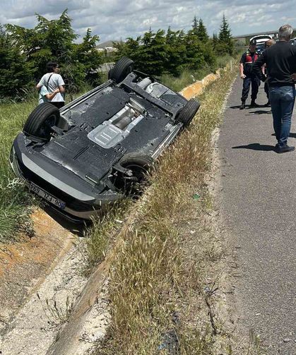 Bayram tatili dönüşünde kaza yapan 2 araç refüje düştü